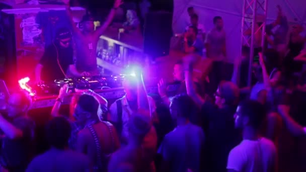 Mensen in een disco 's nachts. Feestje. Dansvloer. Een festival. Vreugde. — Stockvideo