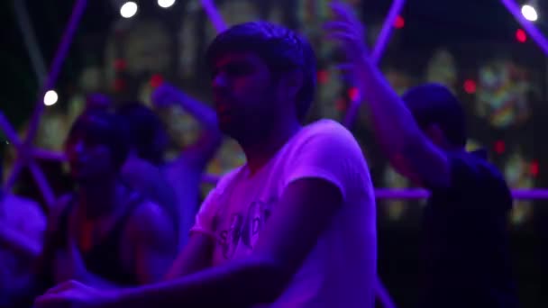 En man på disco på natten. Fest. Dansgolvet. Festivalen. Glädje. — Stockvideo