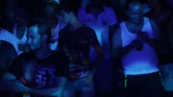 Un hombre en una discoteca por la noche. Fiesta. Pista de baile. Festival. Joy.. — Vídeo de stock