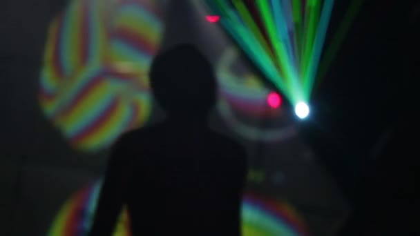 Een man in een disco 's nachts. Feestje. Dansvloer. Een festival. Vreugde. — Stockvideo