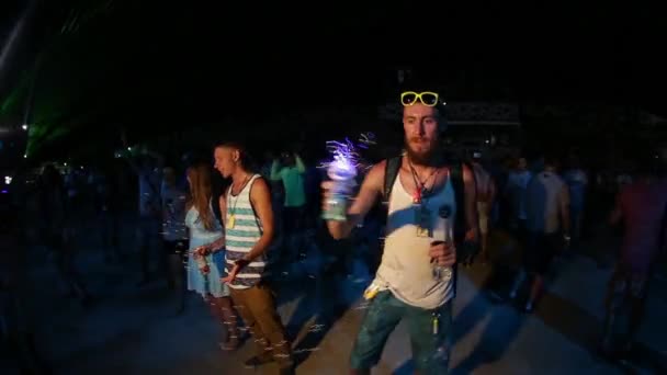 Een man in een disco 's nachts. Feestje. Dansvloer. Een festival. Vreugde. — Stockvideo