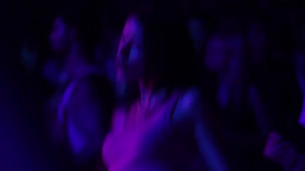 Chica en la discoteca por la noche. Fiesta. Pista de baile. Festival. Joy. . — Vídeo de stock