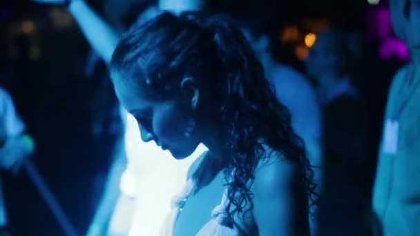 Menina na discoteca à noite. Festa. Na pista de dança. Festival. Alegria. . — Vídeo de Stock