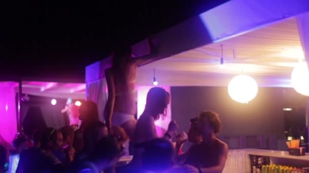 Una ragazza in discoteca di notte. Festa. La pista da ballo. Festival. Gioia . — Video Stock