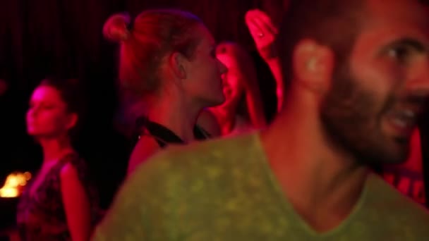 Flicka på disco på natten. Fest. Dansgolvet. Festivalen. Glädje. — Stockvideo