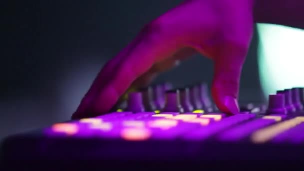 DJ gra muzykę na imprezie. Dyskoteka. Festiwal. Radość. — Wideo stockowe