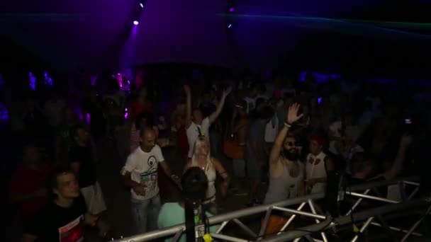 DJ speelt muziek op het feest. Disco. Een festival. Vreugde. — Stockvideo