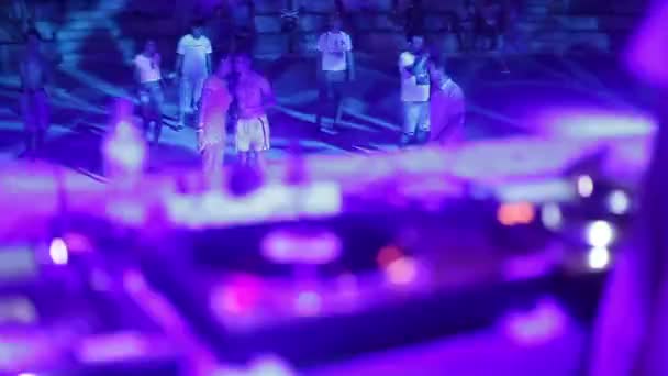 DJ suona musica alla festa. Discoteca. Festival. Gioia . — Video Stock