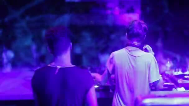 DJ suona musica alla festa. Discoteca. Festival. Gioia . — Video Stock