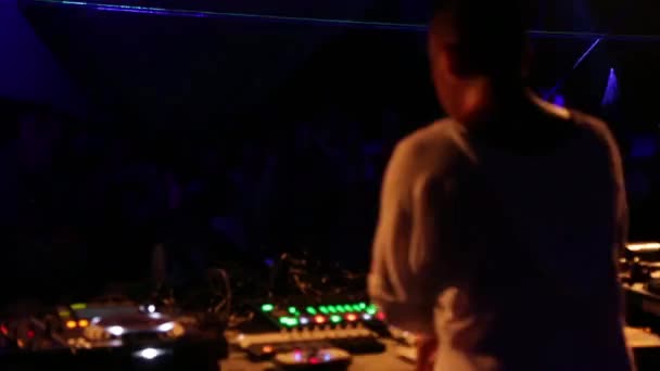 DJ suona musica alla festa. Discoteca. Festival. Gioia . — Video Stock