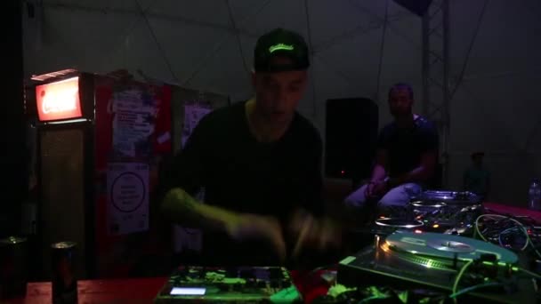 DJ speelt muziek op het feest. Disco. Een festival. Vreugde. — Stockvideo