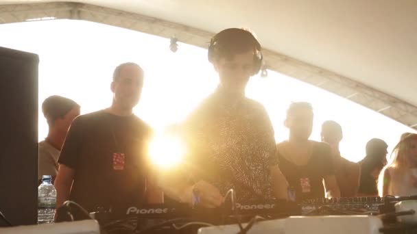 DJ speelt muziek op het feest. Disco. Een festival. Vreugde. — Stockvideo