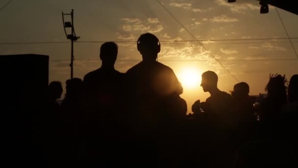 DJ speelt muziek op het feest. Disco. Een festival. Vreugde. — Stockvideo