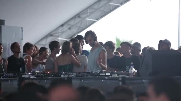 DJ speelt muziek op het feest. Disco. Een festival. Vreugde. — Stockvideo