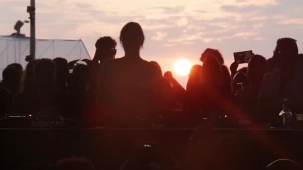 DJ speelt muziek op het feest. Disco. Een festival. Vreugde. — Stockvideo