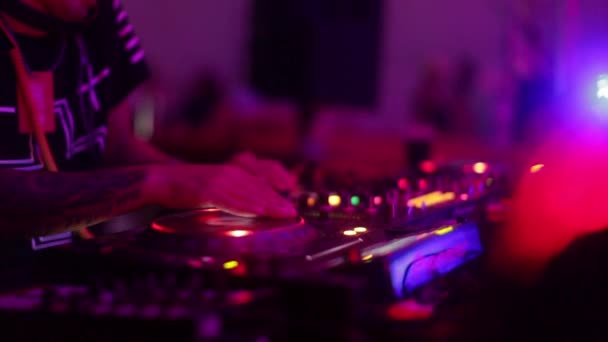 DJ speelt muziek op het feest. Disco. Een festival. Vreugde. — Stockvideo