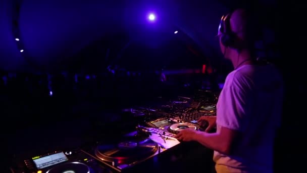 DJ-en spiller musikk på festen. Disko. Festivalen Glede . – stockvideo