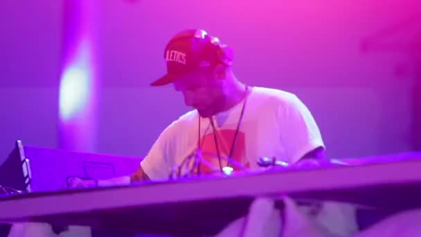 DJ speelt muziek op het feest. Disco. Een festival. Vreugde. — Stockvideo