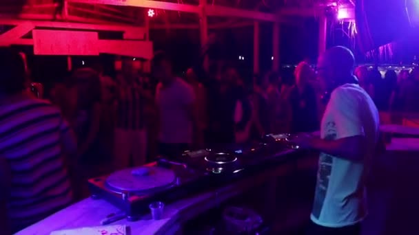 DJ speelt muziek op het feest. Disco. Een festival. Vreugde. — Stockvideo