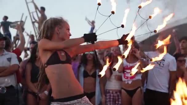 Tüzet zsonglőrködni egy partin. Fesztivál. — Stock videók