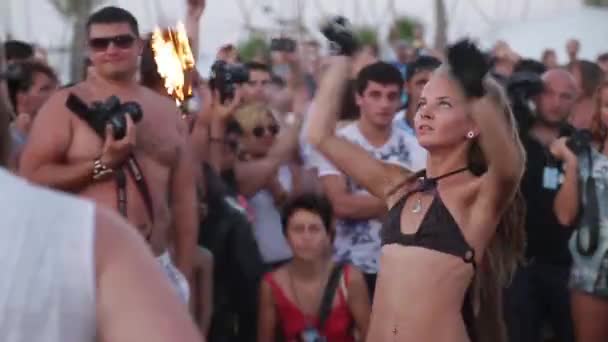 Jongler avec le feu lors d'une fête. Festival . — Video