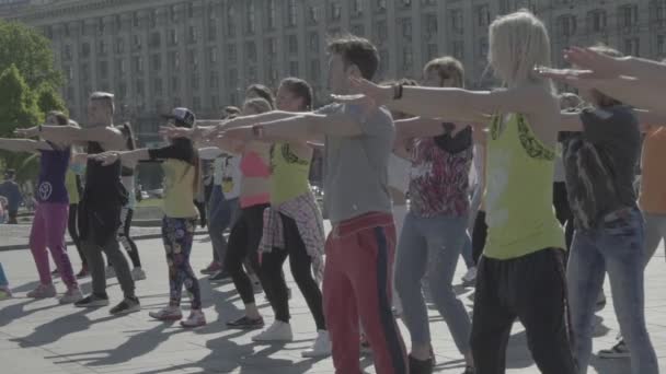 Dans aerobics i det fria. Sakta i backarna. Kiev. Ukraina — Stockvideo