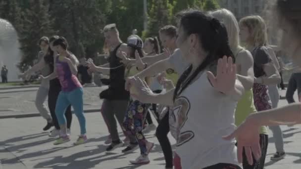 Χορός αερόμπικ στην ύπαιθρο. Αργή κίνηση. Κίεβο. Ουκρανία — Αρχείο Βίντεο