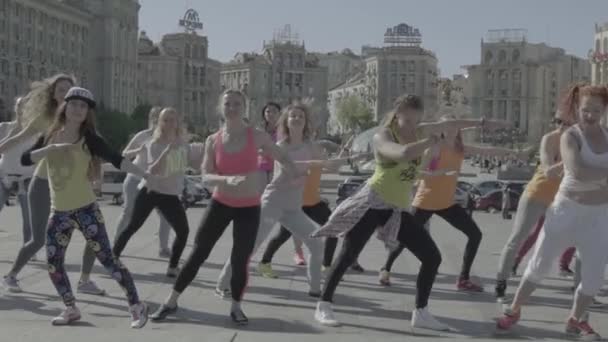 Taniec aerobik na świeżym powietrzu. Zwolnij trochę. Kijów. Ukraina — Wideo stockowe