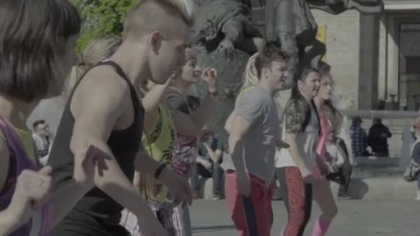 야외에서는 춤에 관한 에어로빅 이 있습니다. 느린 동작. Kyiv. 우크라 이나 — 비디오