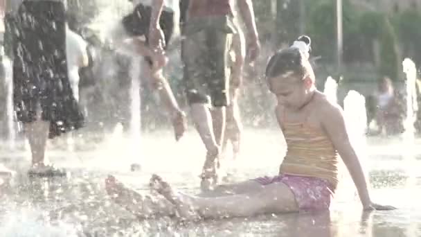 Personas niños en la fuente en verano. Kiev. Ucrania. Movimiento lento — Vídeos de Stock