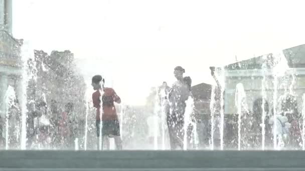 Ludzie dzieci w fontannie latem. Kijów. Ukraina. Zwolniony ruch — Wideo stockowe