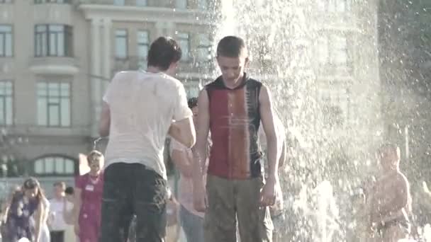 Діти в фонтані влітку. Київ. Україна. Повільний рух — стокове відео
