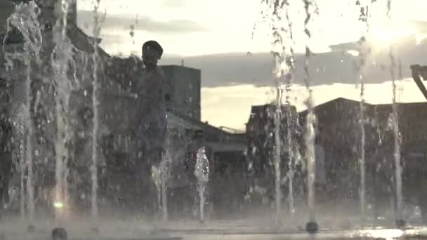Ludzie dzieci w fontannie latem. Kijów. Ukraina. Zwolniony ruch — Wideo stockowe