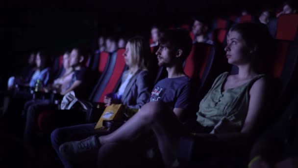 İnsanlar sinema salonunda film izliyor. Arkadaşız. Yaşam tarzı. — Stok video