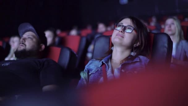Mensen kijken een film in de bioscoop. Vrienden. Levensstijl. — Stockvideo