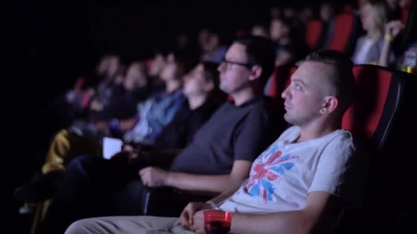 Orang-orang menonton film di aula bioskop. Teman. Gaya hidup . — Stok Video