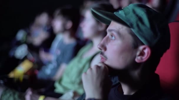 Les gens regardent un film dans la salle de cinéma. Mes amis. Style de vie . — Video