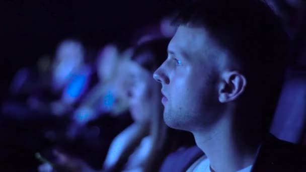 La gente guarda un film al cinema. Amici. Stile di vita . — Video Stock