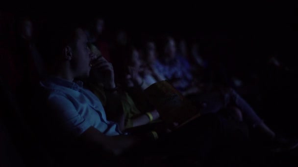 As pessoas vêem um filme na sala de cinema. Amigos. Estilo de vida . — Vídeo de Stock
