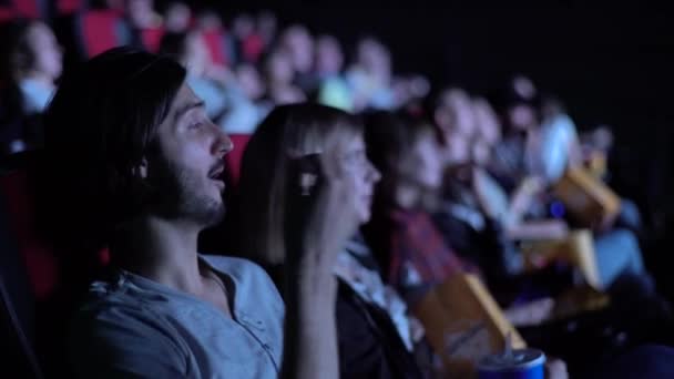 Ludzie oglądają film w sali kinowej. Przyjaciele. Styl życia. — Wideo stockowe