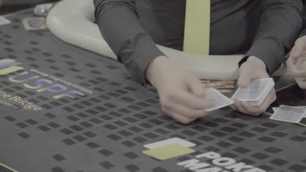 Cartes tout en jouant au poker dans un casino. Gros plan. Jeux d'argent — Video