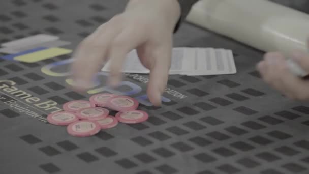 Kártyázik, miközben pókerezik egy kaszinóban. Közelkép. Szerencsejáték — Stock videók
