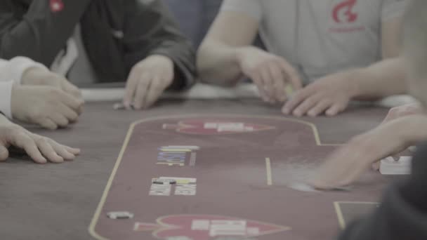 Κάρτες ενώ παίζετε πόκερ σε καζίνο. Κοντινό πλάνο. Τυχερά παιχνίδια — Αρχείο Βίντεο