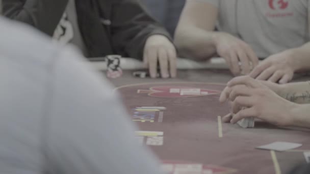 Kaarten tijdens het spelen van poker in een casino. Een close-up. Gokken — Stockvideo