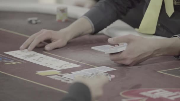 Kaarten tijdens het spelen van poker in een casino. Een close-up. Gokken — Stockvideo