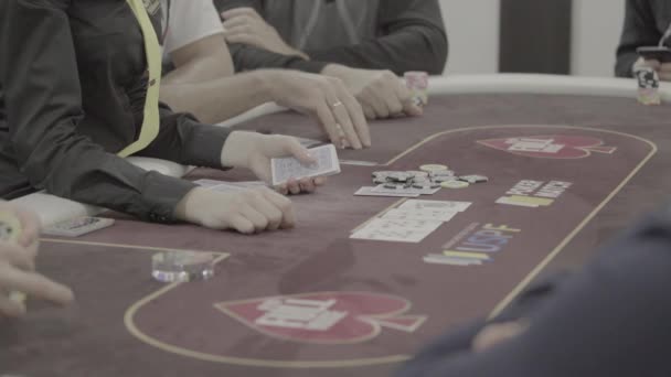 Cartas enquanto joga poker em um cassino. Close-up. Jogos de azar — Vídeo de Stock