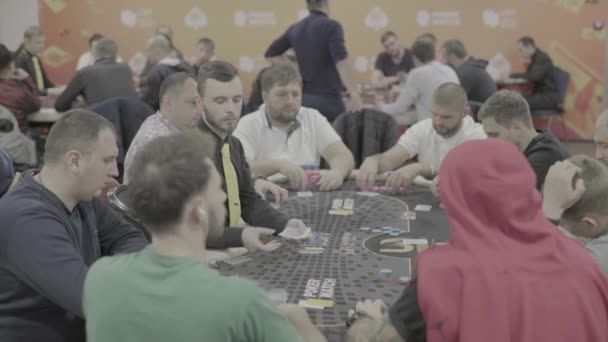 Spela poker på ett kasino. Spel — Stockvideo