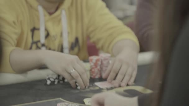 Poker spielen in einem Casino. Glücksspiel — Stockvideo