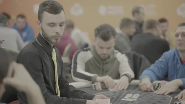 Giocare a poker in un casinò. Gioco d'azzardo — Video Stock