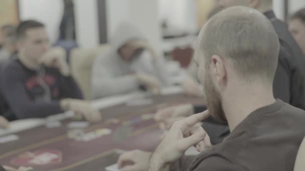 Giocare a poker in un casinò. Gioco d'azzardo — Video Stock